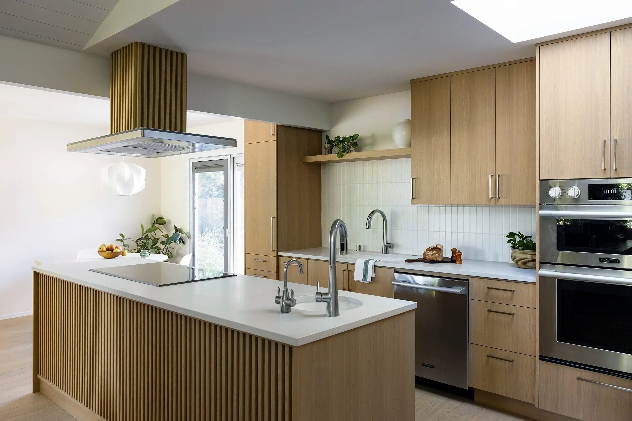 ANGLE+LEFT+WHITE+OAK+MCM+STENG+KITCHEN
