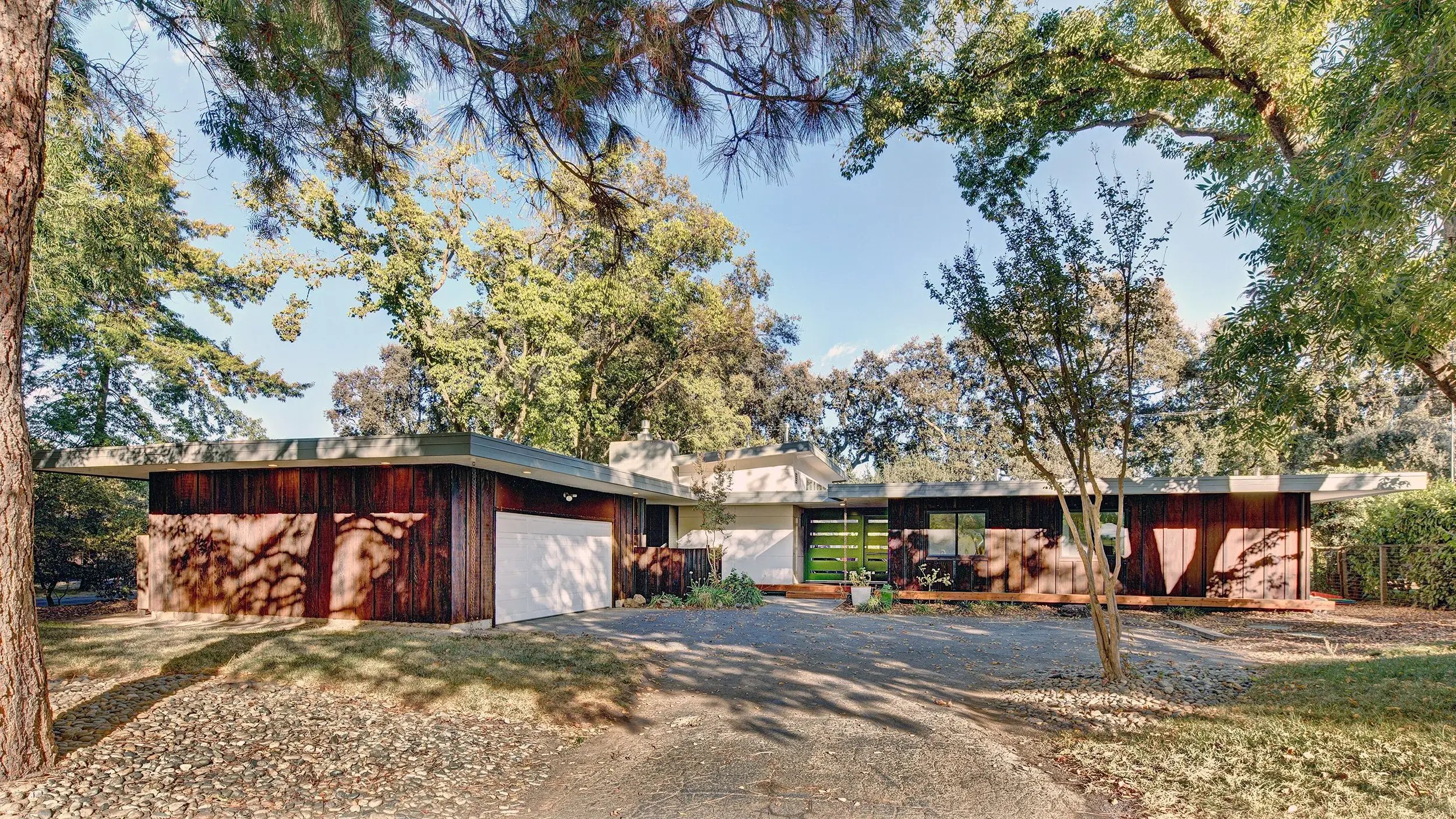 MCM+L-SHAPED+WHOLE+HOUSE+EXTERIOR (1)