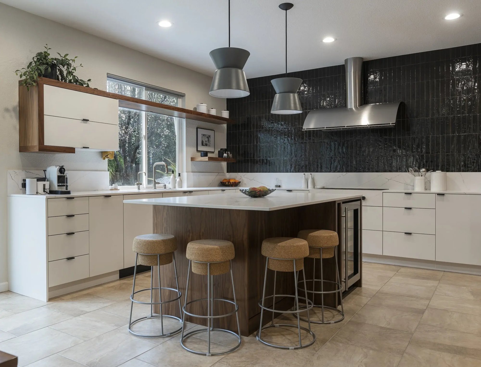 BLACK+AND+WHITE+KITCHEN