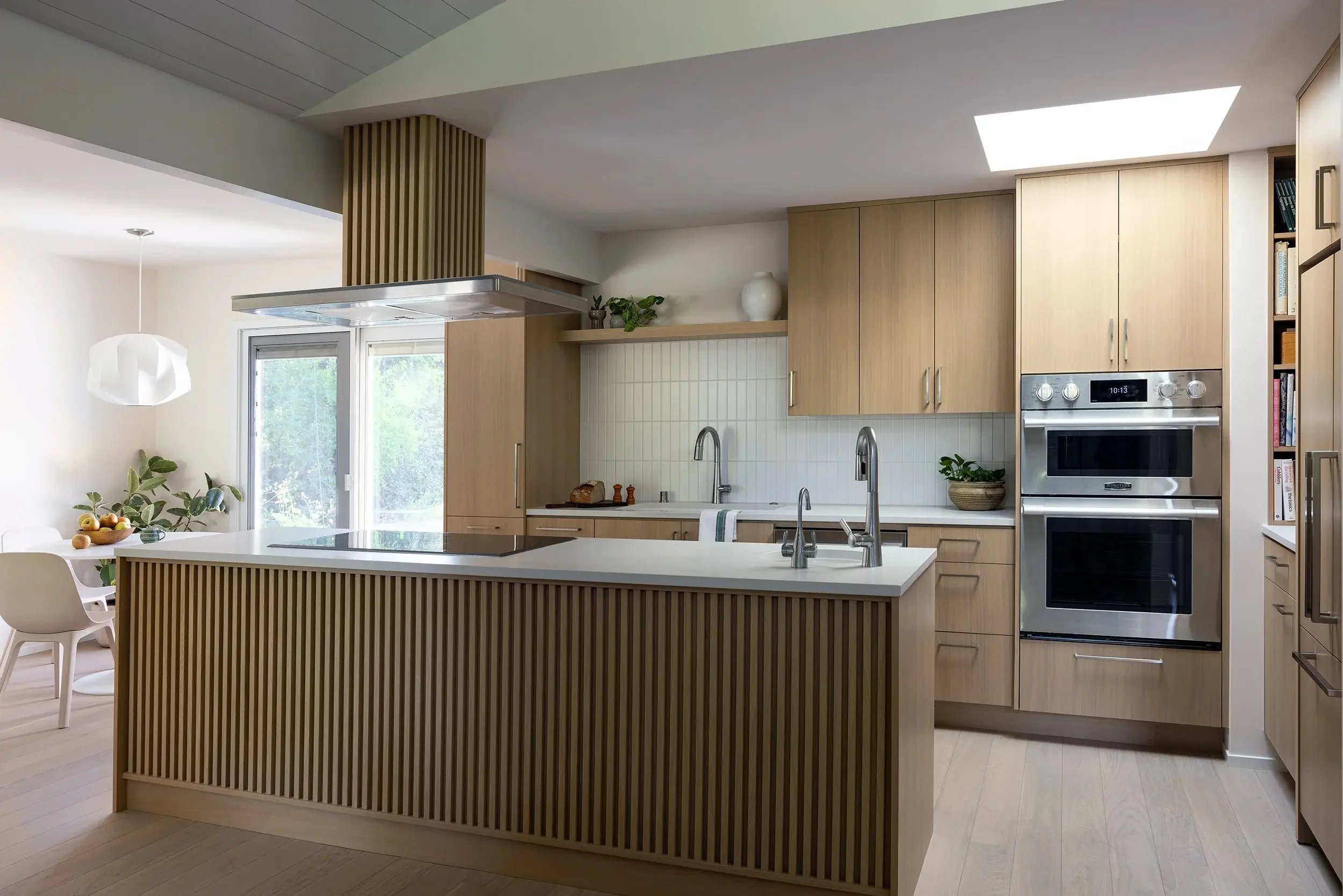 CORNER+LEFT+OPEN+STRENG+FLUTED+WHITE+OAK+KITCHEN