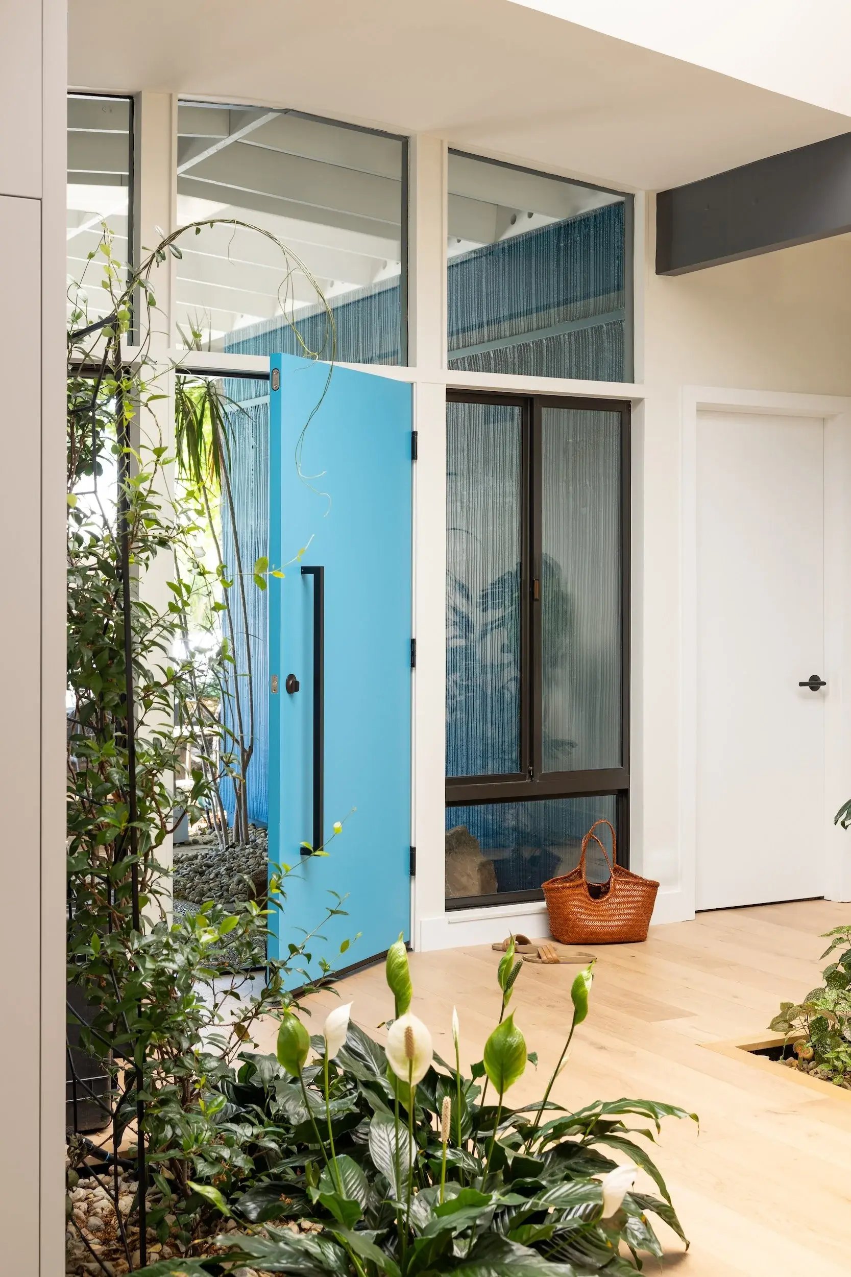 STRENG+WINDOWS+BEAMS+PLANTS+ATRUIM+ENTRY-1