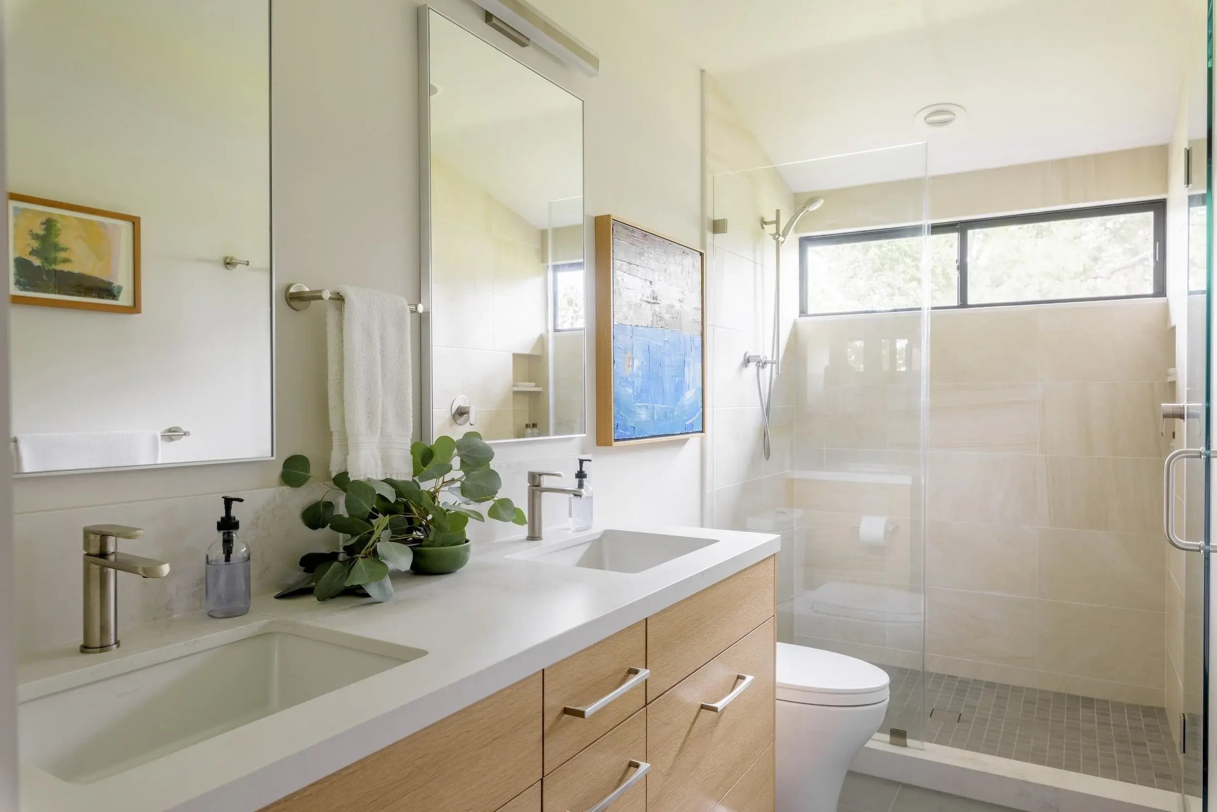 TWO+ISLANDS+HALL+BATH+MODERN