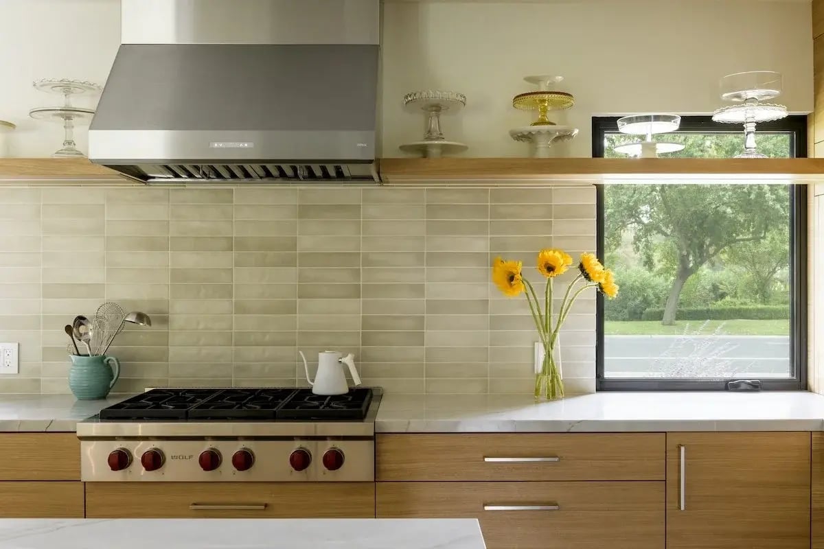 Open+Display+Shelf+Across+Window+in+Sleek+Kitchen