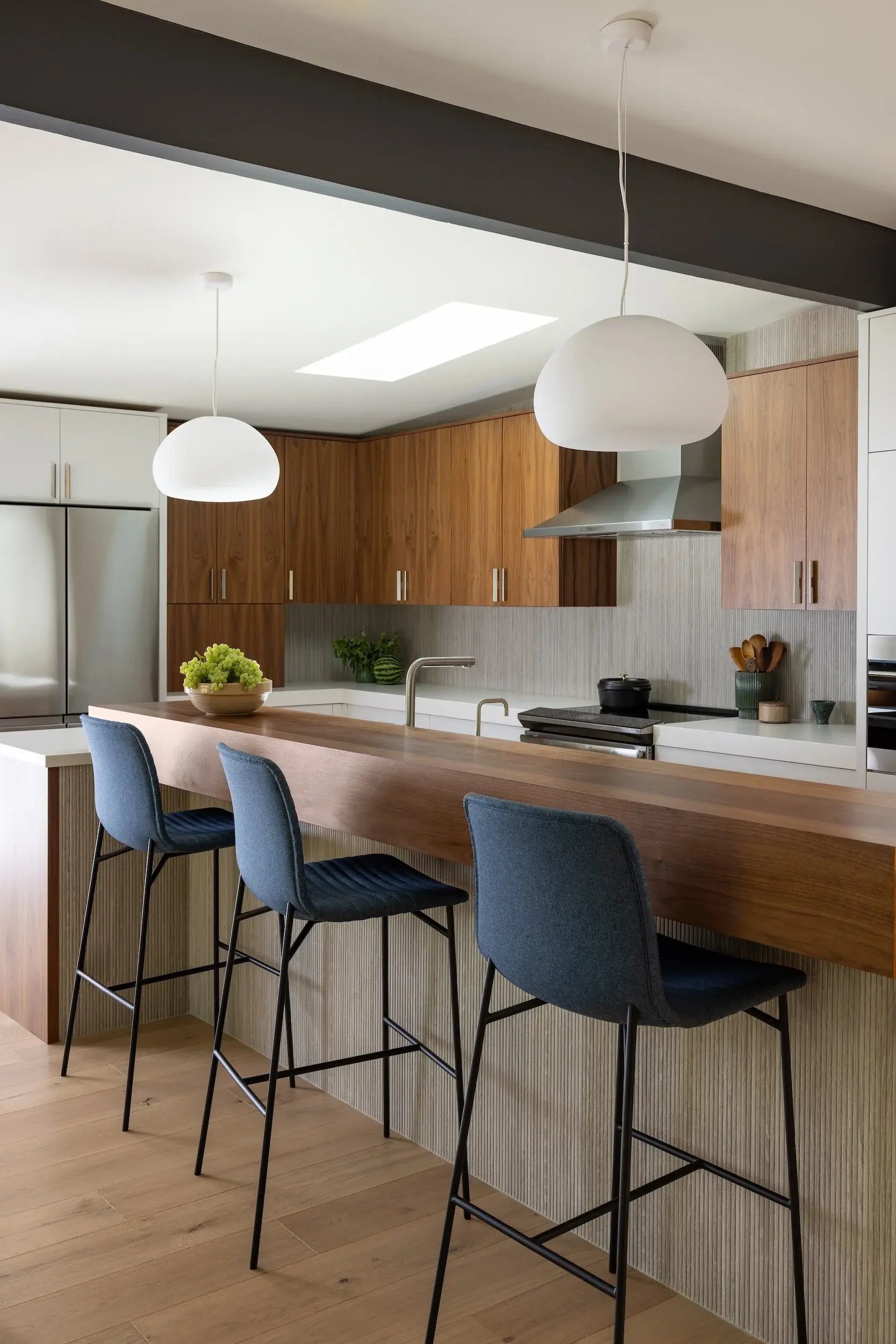 WALNUT+BAR+SEATING+STRENG+KITCHEN
