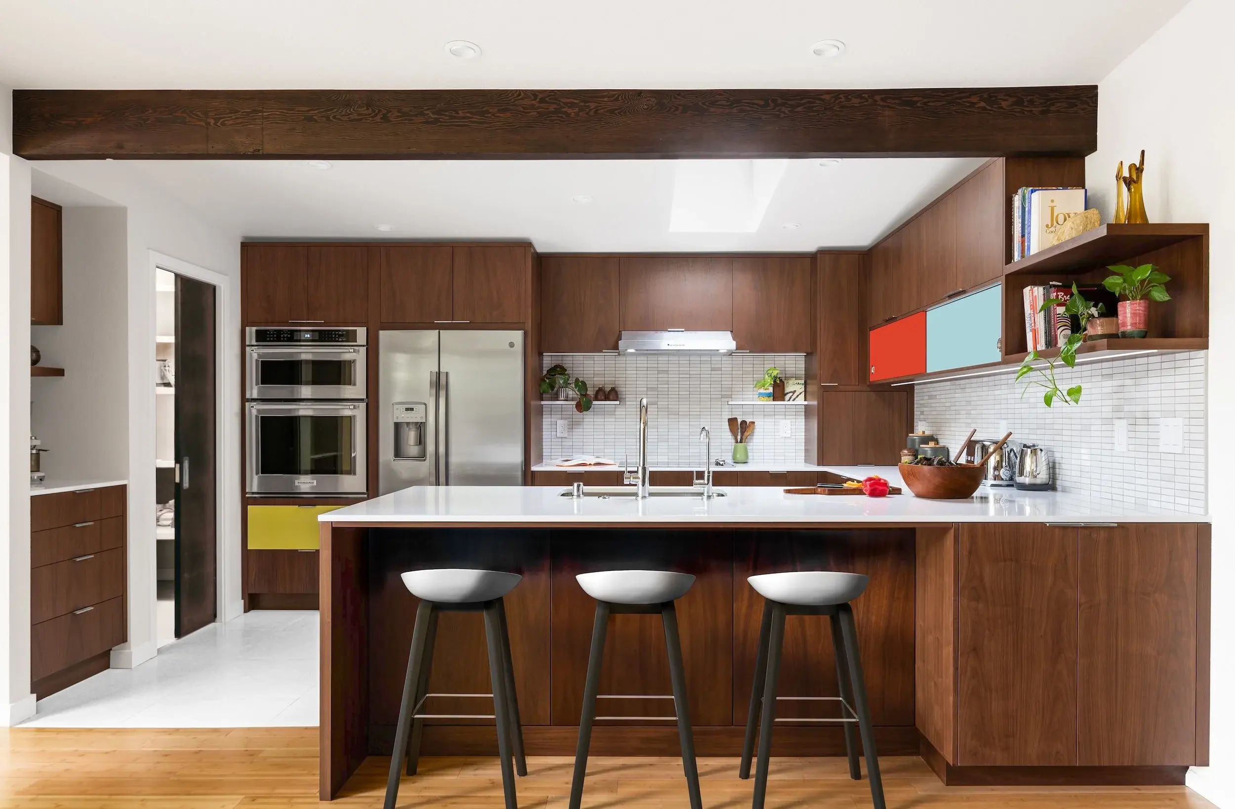 CHROMATIC+STRENG+BLACK+WALNUT+COLOR+POP+PENINSULA+SEATING