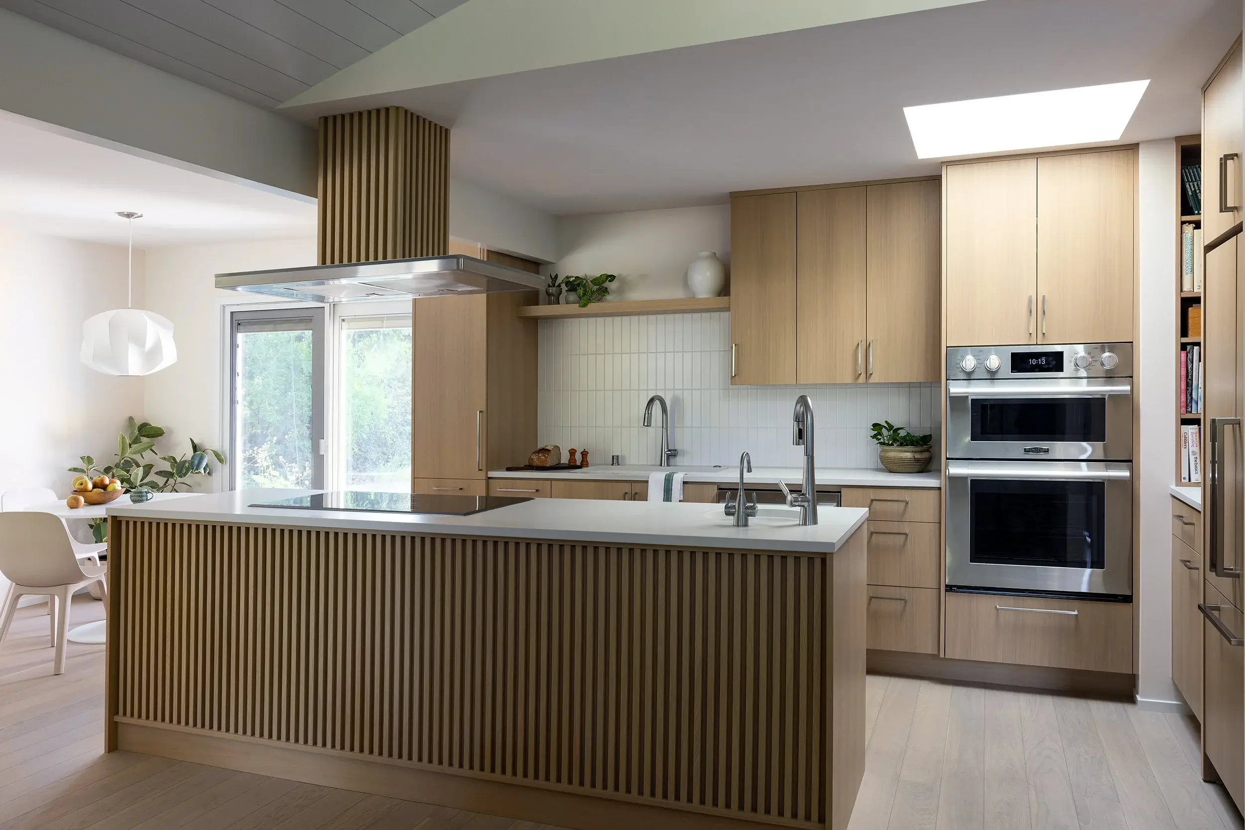 CORNER+LEFT+OPEN+STRENG+FLUTED+WHITE+OAK+KITCHEN (1)