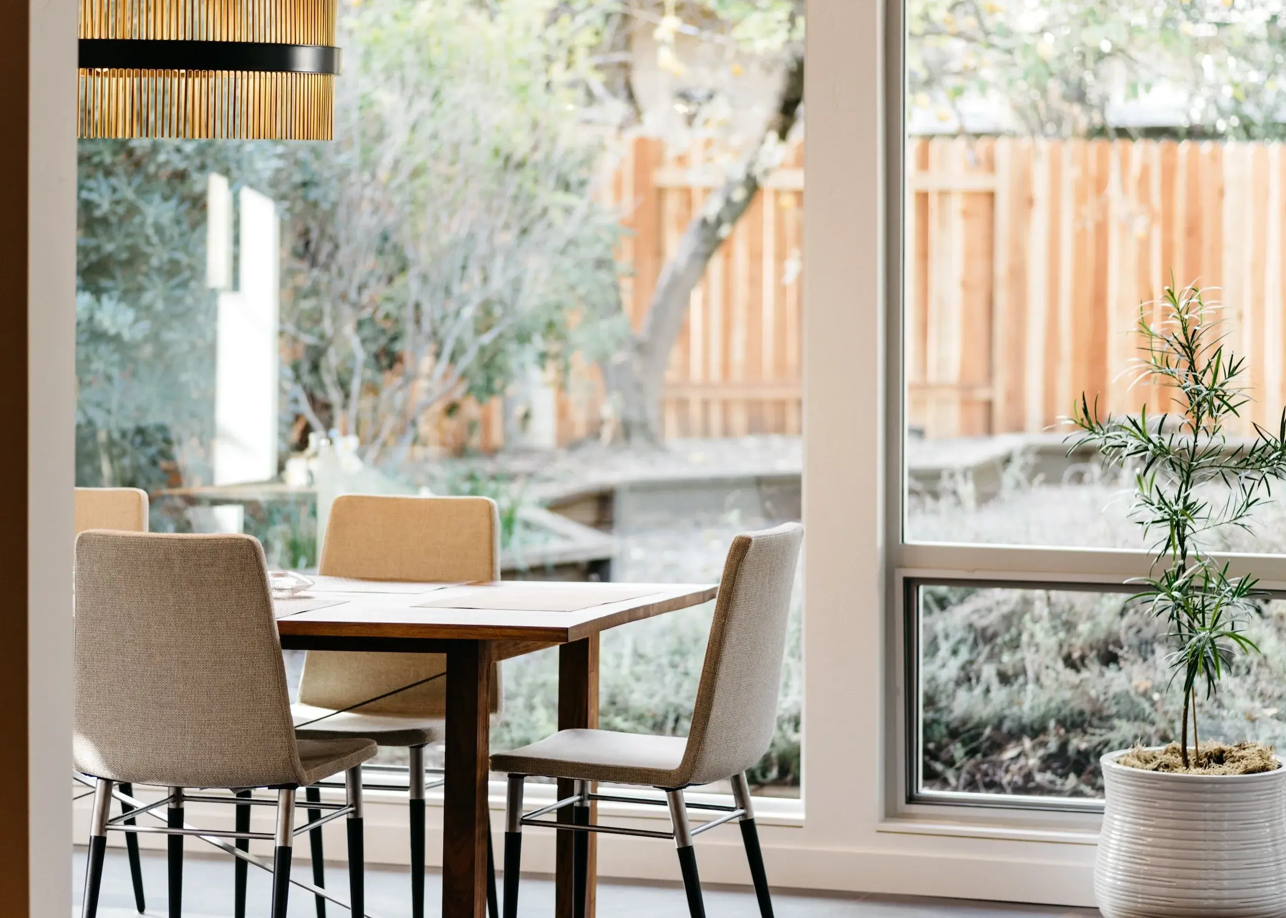 DINING+ROOM+MCM+LARGE+WINDOWS+INDOOR+OUTDOOR-1