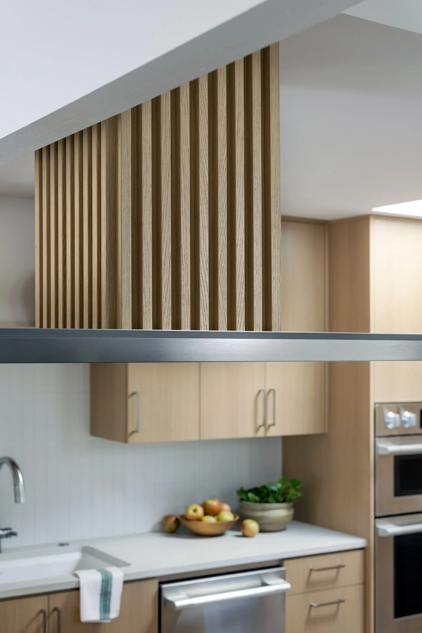 FLUTED+WHITE+OAK+WOOD+HOOD+DETAIL