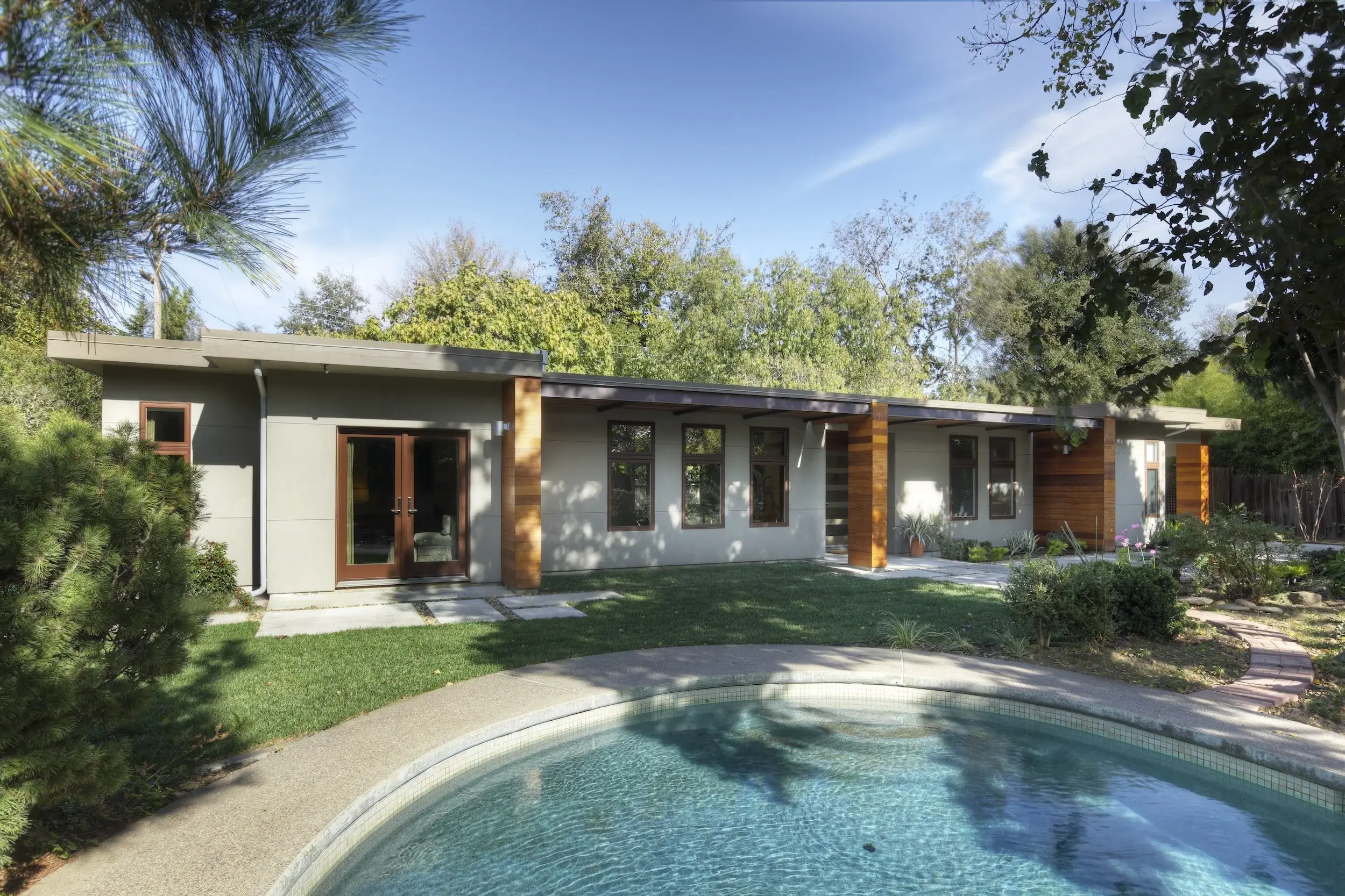 FRONT+YARD+WITH+POOL+AND+CONTEMPORARY+EXTERIOR (1)