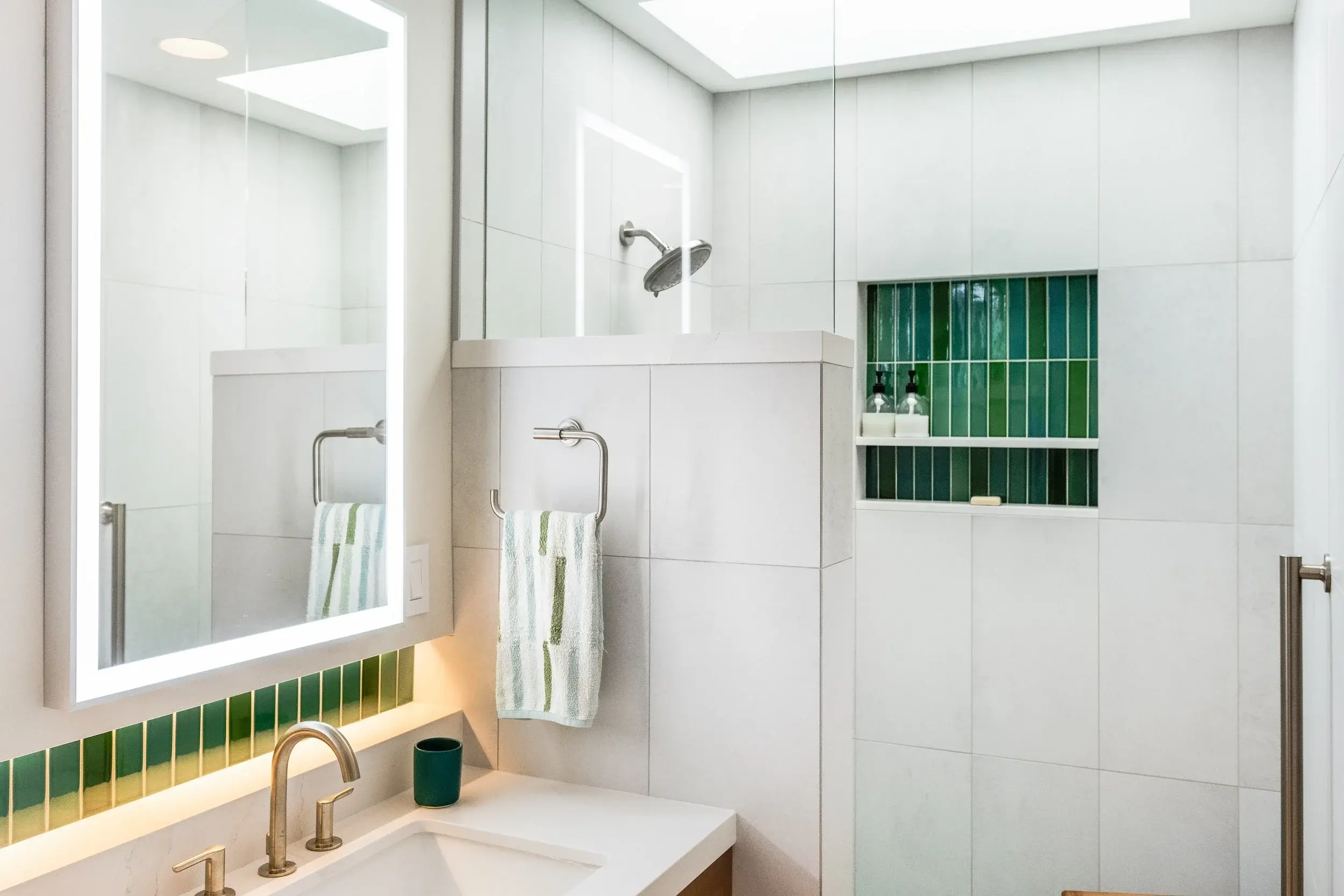 GLOSSY+GREEN+VANITY+SHOWER-1