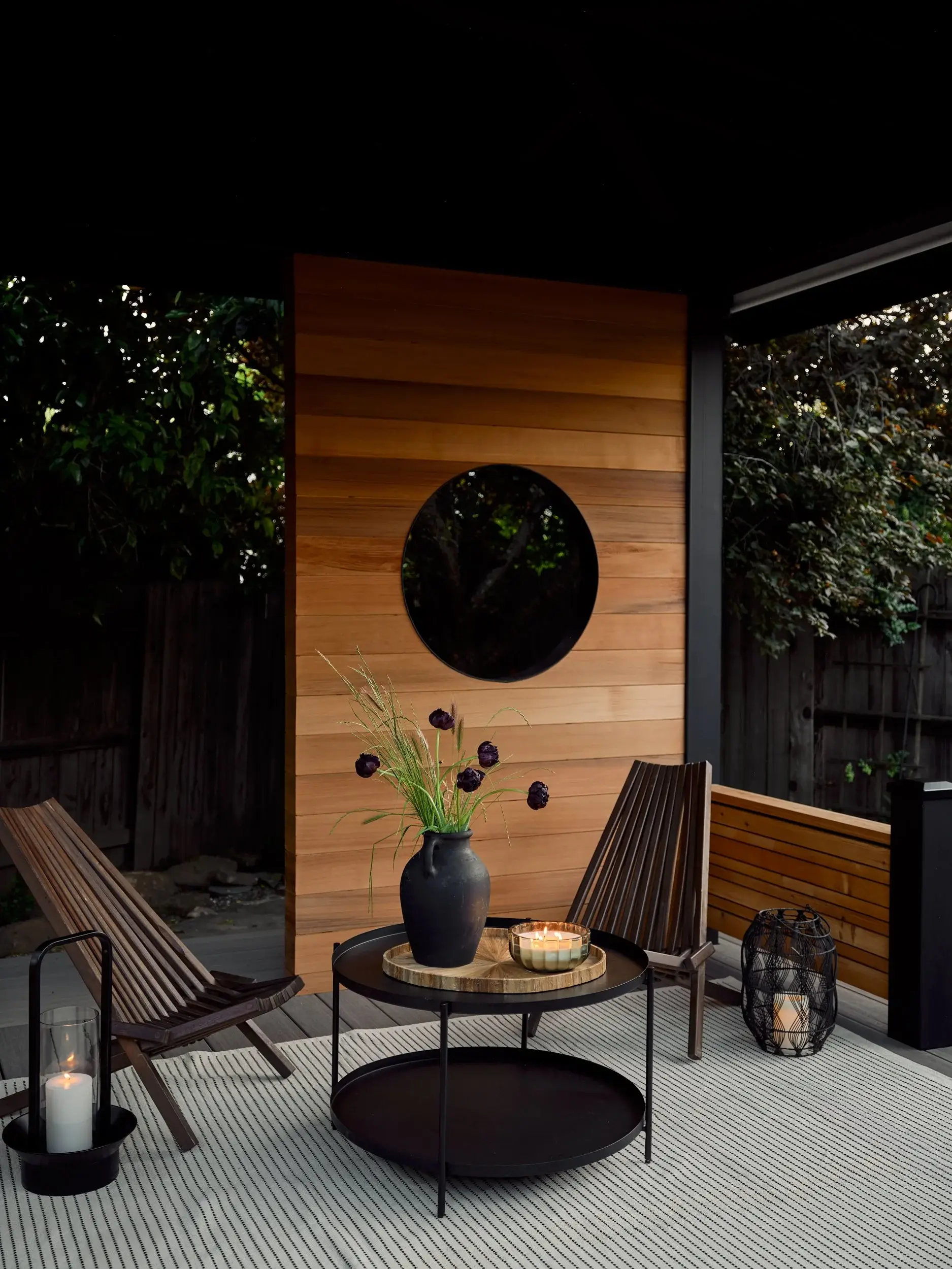 Intimate+Seating+Beneath+the+Moon+Window