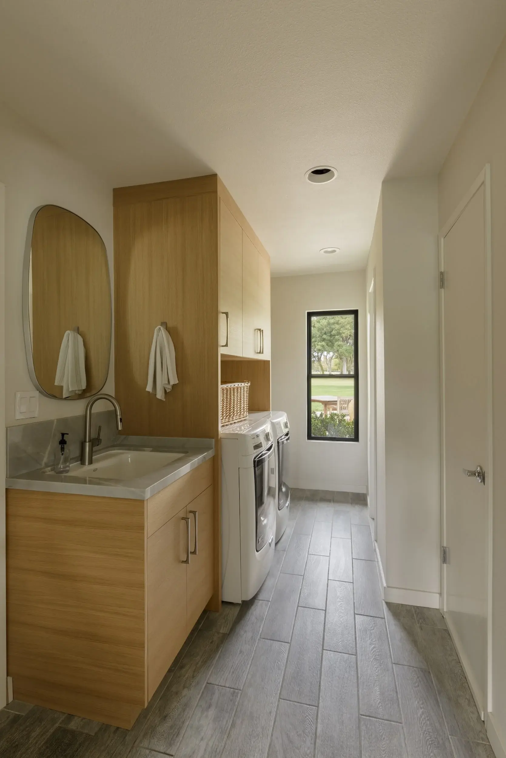 LAUNDRY+MUD+ROOM+MODERN+WARM