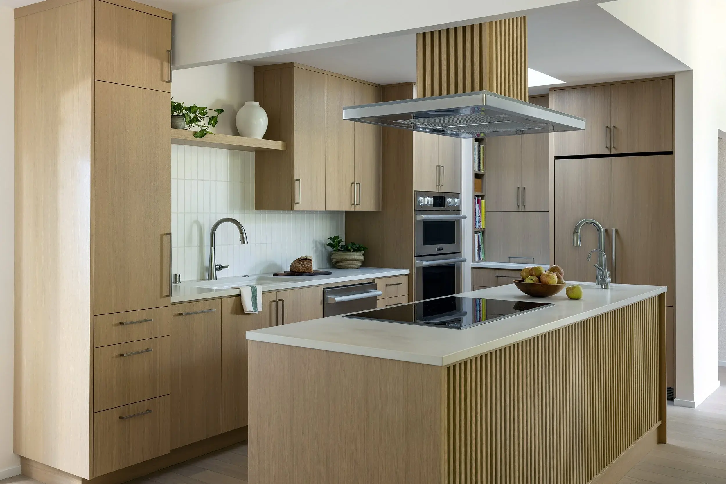 OPEN+KITCHEN+WHITE+OAK+FLUTED+MCM+STRENG-2