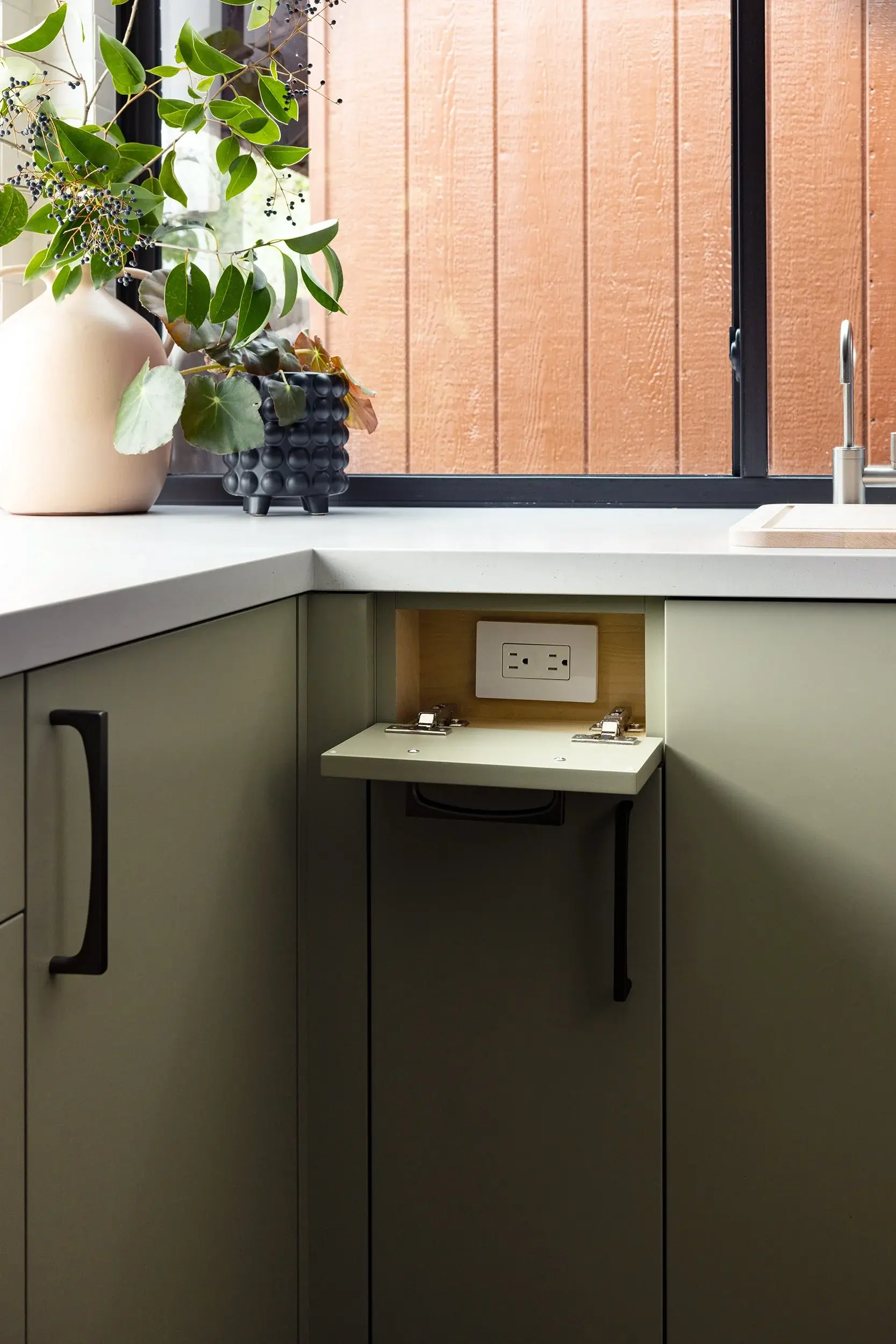 OUTLET+COVER+HIDDEN