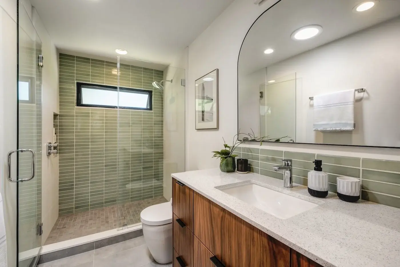 TOO+LOW+RES+-+GREEN+TILE+BATHROOM