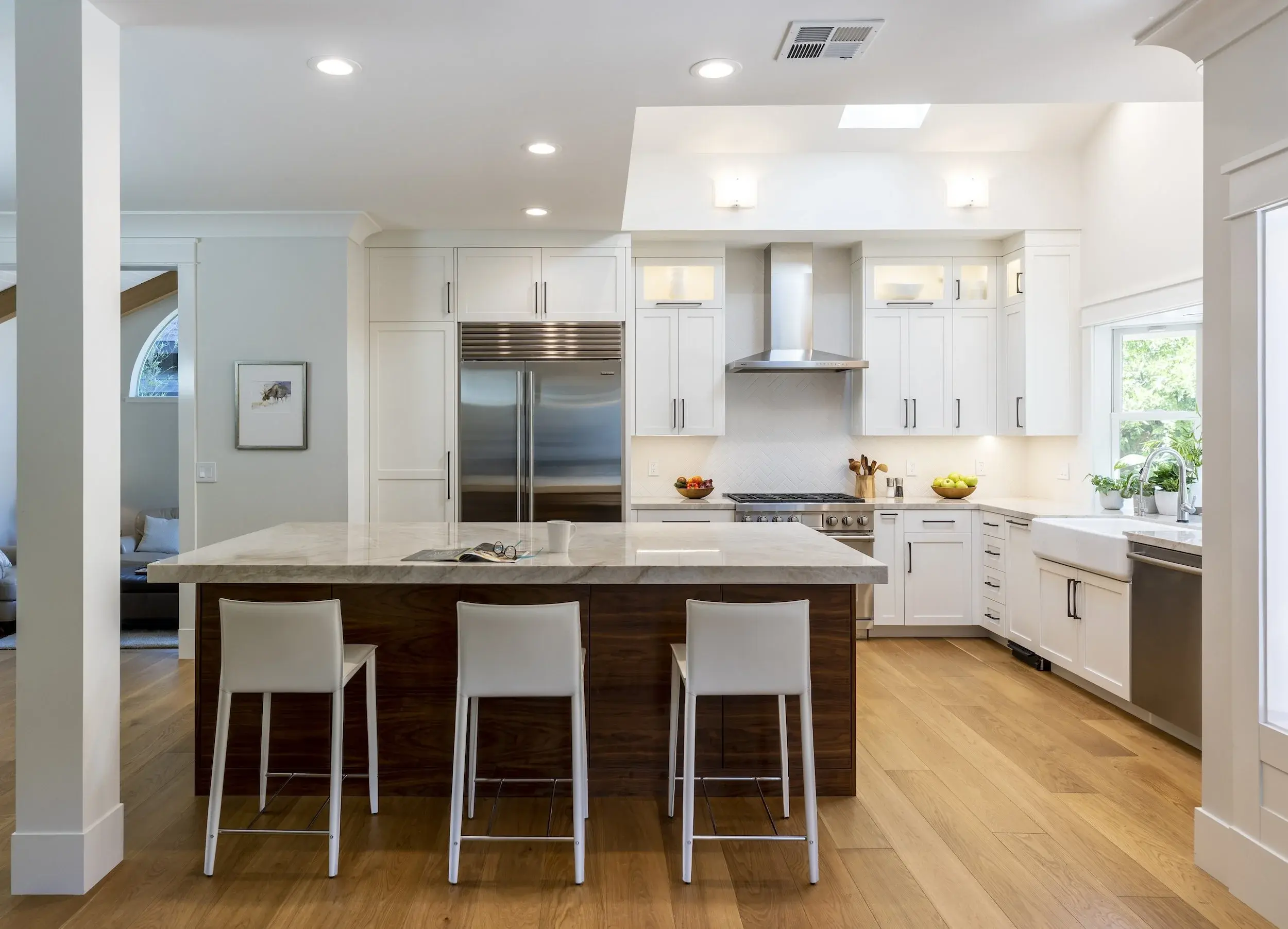 TRADITIONAL+WHITE+KITCHEN+WALNUT+ISLAND