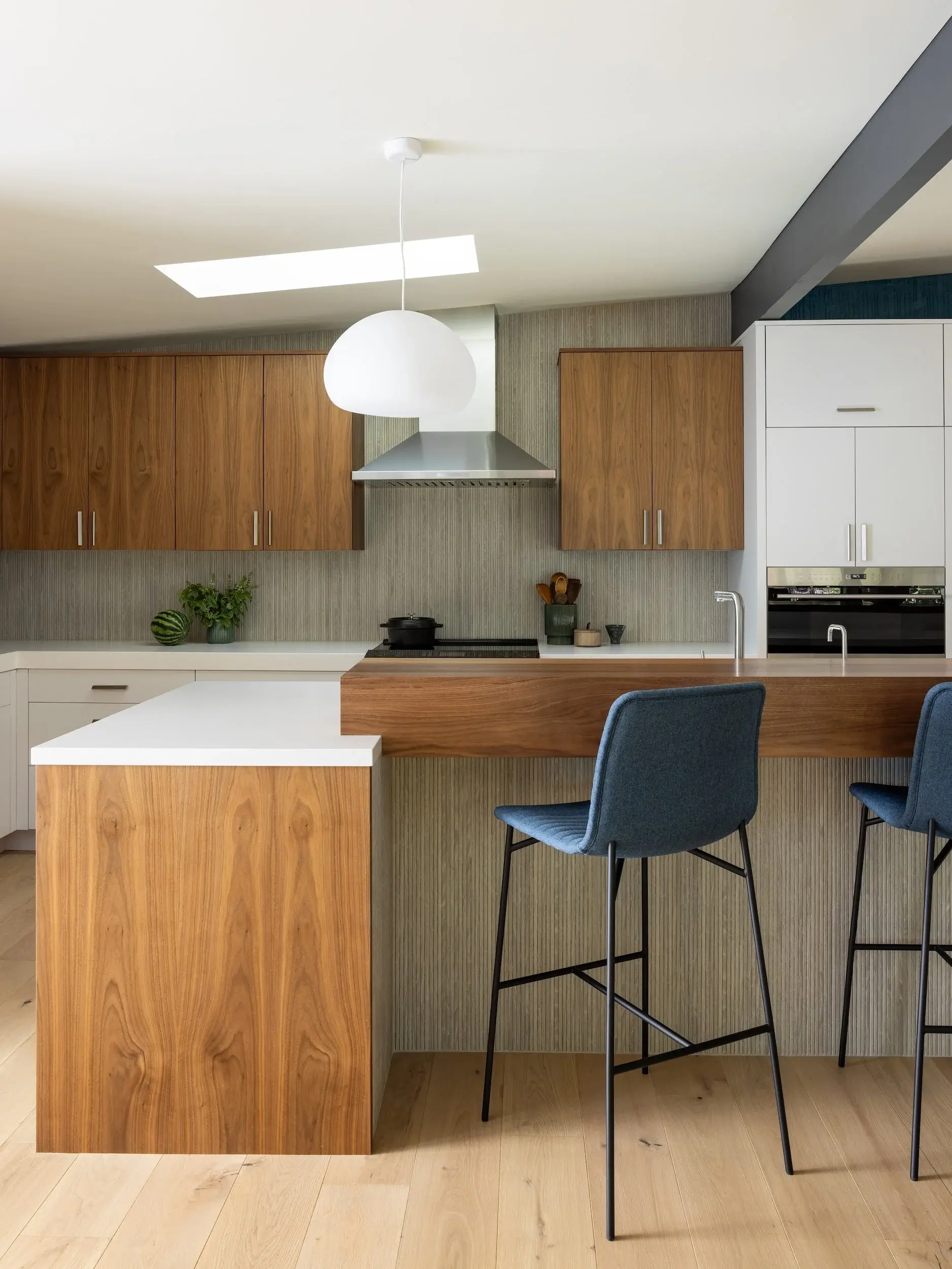 WALNUT+BAR+SEATING+COMBED+TILE-2