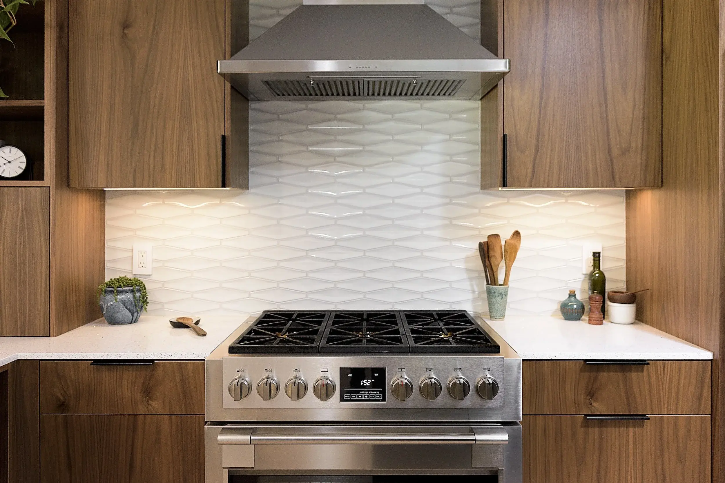 WALNUT+CABINETRY+WHITE+TILE+STRENG-1