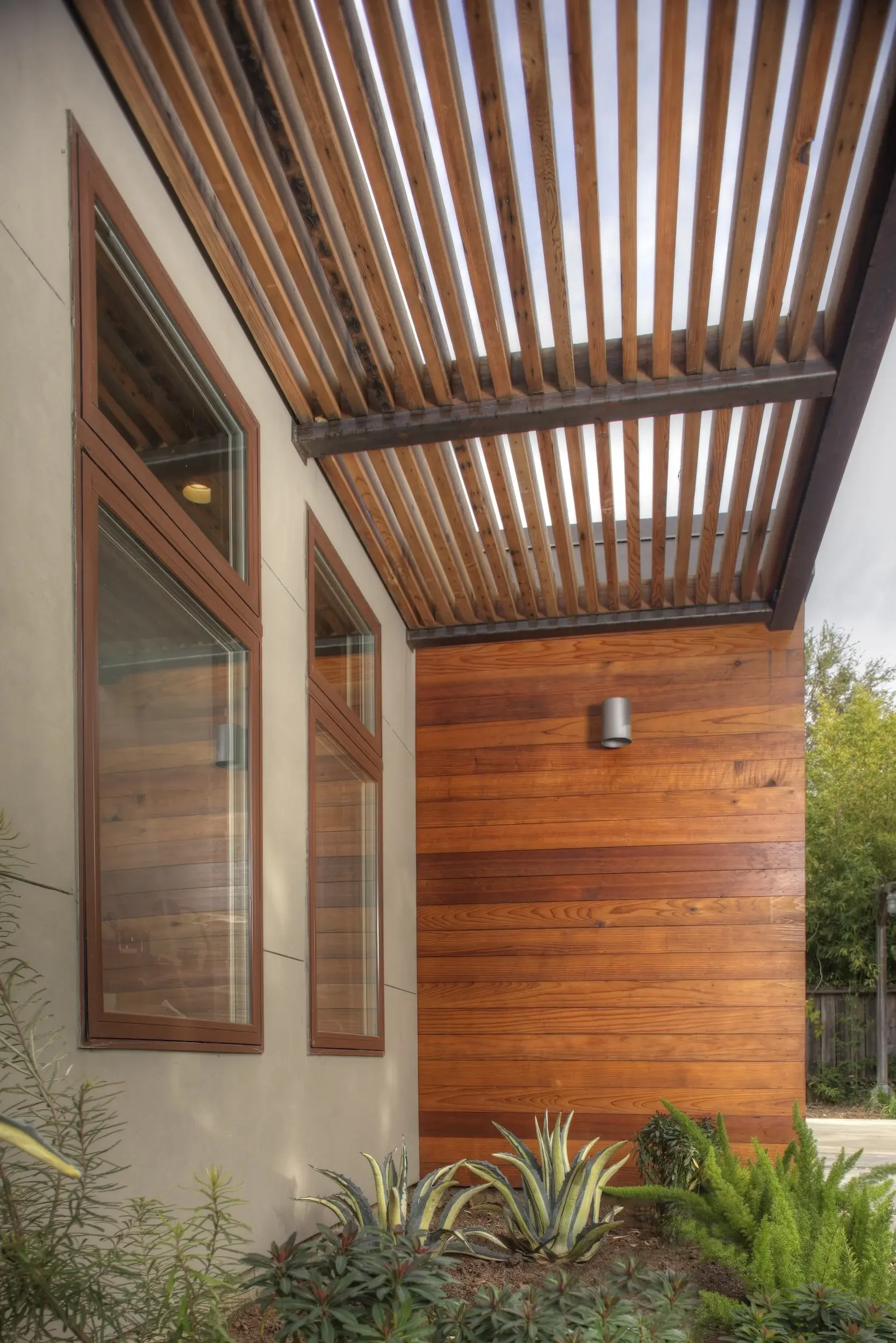 WARM+WOOD+ACCENTS+AND+PERGOLA+ON+EXTERIOR